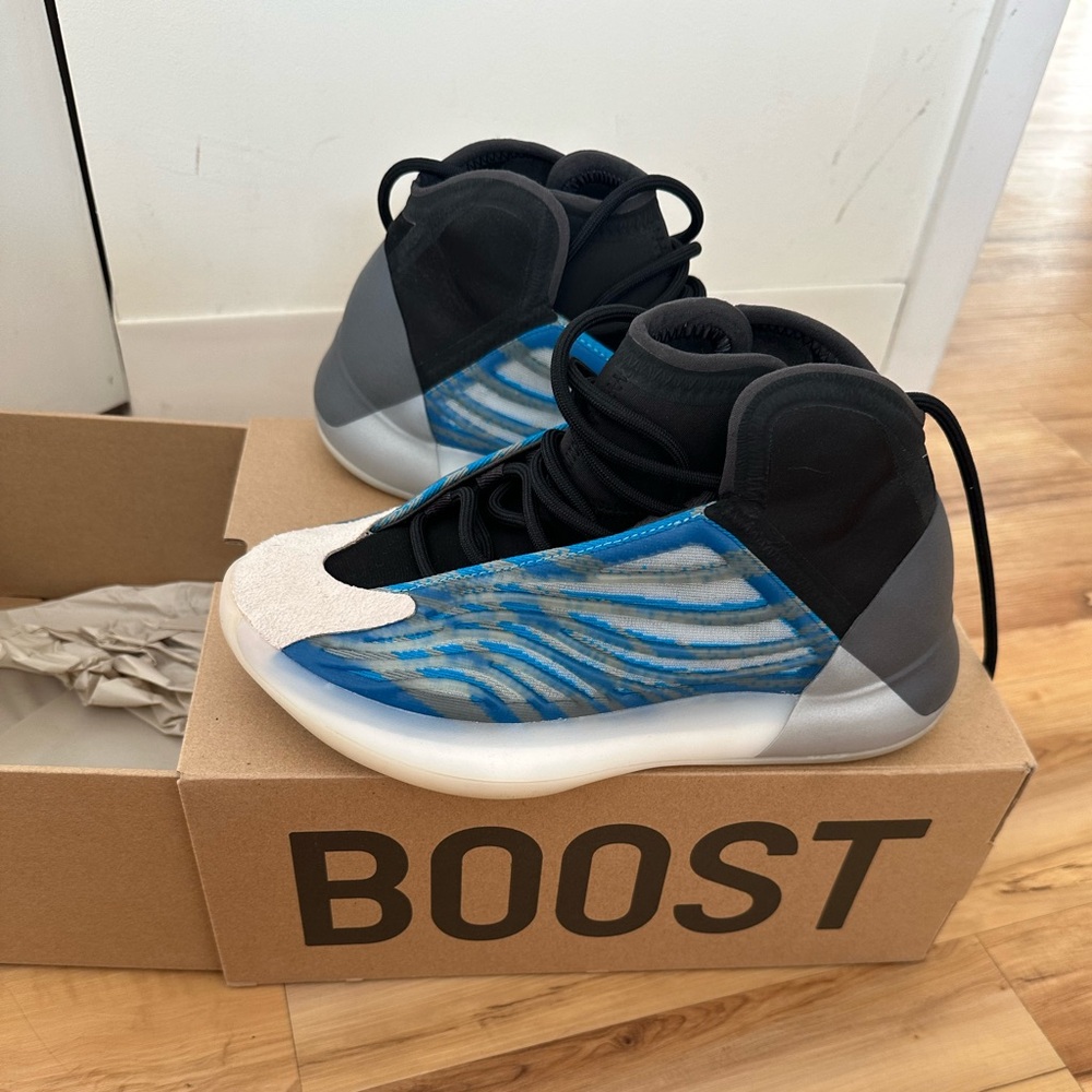 Yeezy QNTM sneakers